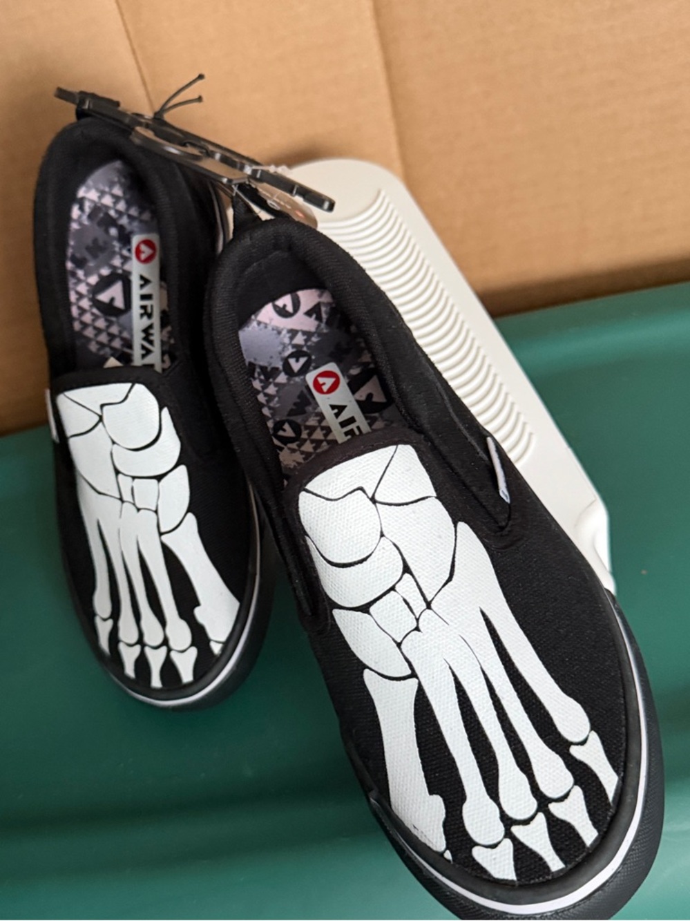 Airwalk sidekick Black and White Slip-On Sneakers Skeleton Foot Graphic kid Sz3